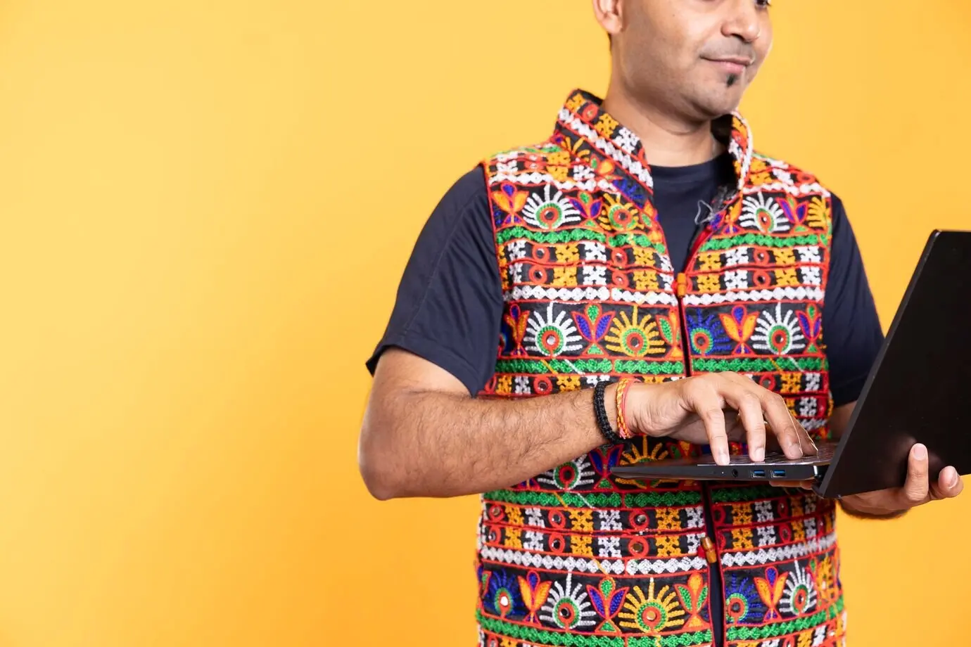 Ein Mann nutzt einen Laptop, um geschäftsbezogene Aufgaben für ein Unternehmen zu erledigen.