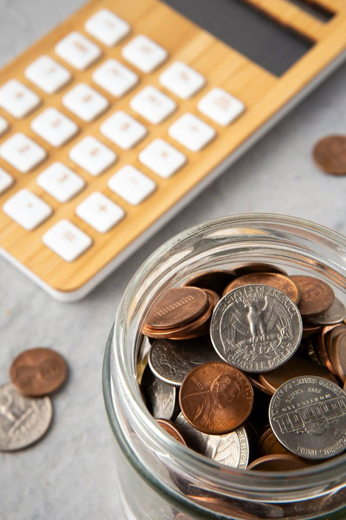 Nahaufnahme von Münzen auf einem Tisch.