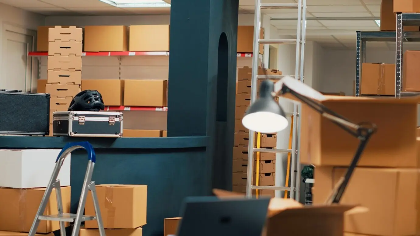 Leere Lagerfläche mit Pappkartons auf Regalen und Gestellen; Waren werden vor dem Versand an Kunden in Regale eingeräumt. Lagerhaus voller Vorräte und Pakete, Großhandelsmanagement.